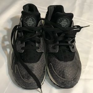 Nike Huaraches Size 9.5 Women’s.   They run a size small, more like an 8.